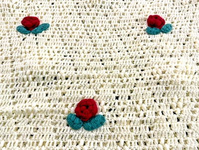 Crochet a mano vintage tejido suelto crema afgano con rosas rojas 50x55 pulgadas Foto 1 de 4