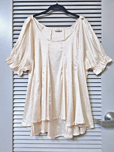 Creme Tier Satin Pttrn Schwanz Saum Plissee Top XL mit Anthropologie Ohrringe - Bild 1 von 4