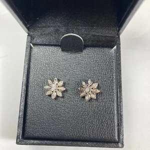 RH Macy Brücke Diamant Sterlingsilber Blume Ohrstecker 1/10 cttw Neu im Karton - Bild 1 von 6