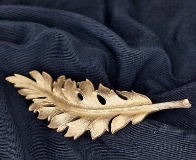 Broche vintage de pluma u hoja Coro en tono dorado CORO 1961 Foto 1 de 4