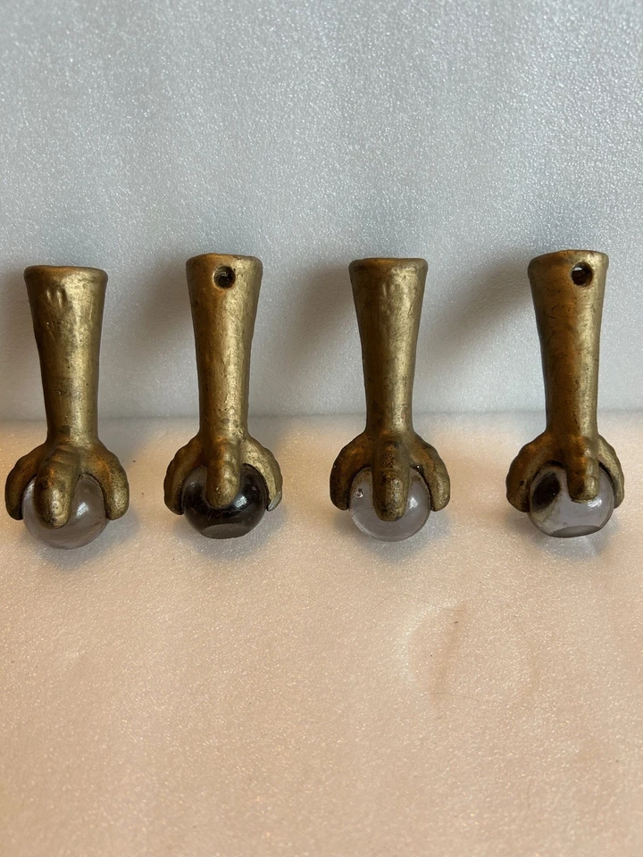 Antiguo hierro fundido águilas garra y patas de bola de vidrio lote de 4 muebles taburete de piano Foto 1 de 4