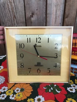 VINTAGE RETRO SAXON QUARTZ GOLD WALL CLOCK BATTERY OPERATED - Image 1 of 4