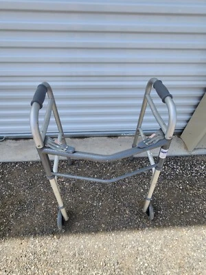 Andador plegable de 2 botones Medline (MDS86410) Foto 1 de 4