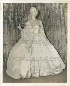 1951 Press Photo Opera Singer Anne Bollinger in Manon 1950s - Picture 1 of 2