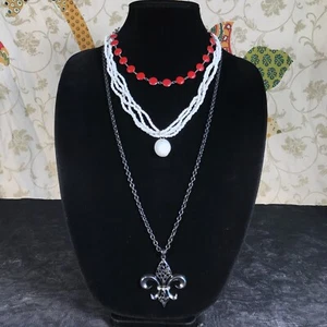3 Stück Halskette Set weiße Muschel rote Punkte schwarz Fleur de Lis Strass Glasperlen - Bild 1 von 20