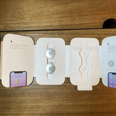 Paquete de dos Apple AirTags A2187 nuevo en paquete nunca usado Foto 1 de 2