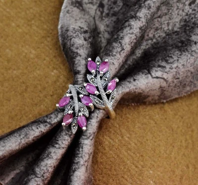 Anello in argento massiccio 925 con rubino non riscaldato e borchie in... - Immagine 1 di 4