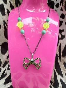 Tarina Tarantino Vintage Sweet Bow Olive Swarovski Crystal Neon Green Necklace - Picture 1 of 6