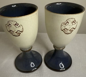 Handgefertigt in Wales Loughorne Keramik 2 Kelche Cadw walisische historische Denkmäler 5,5 Zoll - Bild 1 von 5