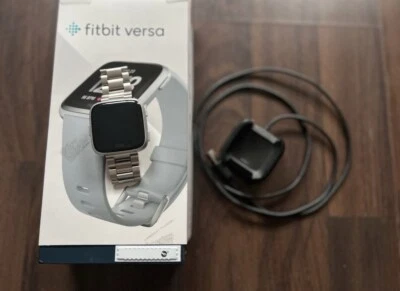 Fitbit Versa Smartwatch Silber - Bild 1 von 2