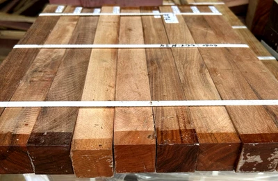 NUEVE (9) ESPACIOS DE TORNEADO DE PALO DE ROSA SECADO AL HORNO MADERA DE MADERA 1,5" X 1,5" X 18" CDF Foto 1 de 2