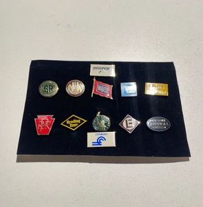 Konvolut 12 Eisenbahn Pins - NS, Southern, N&W, Wabash, NKP, PRR, Lesen, CNJ usw. - Bild 1 von 8
