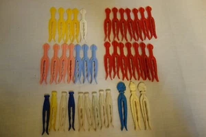 Lot Of 38 Vintage Bulldog Plastic Multi-Colored Laundry Hanging Clothes Pins - Picture 1 of 8