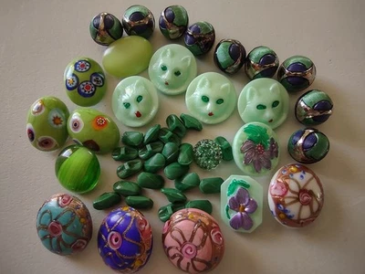 Lote De Botones De Vidrio Vintage Uranio Veneciano Gatos Checos Juego De Bolas Azul Y Verde Foto 1 de 4