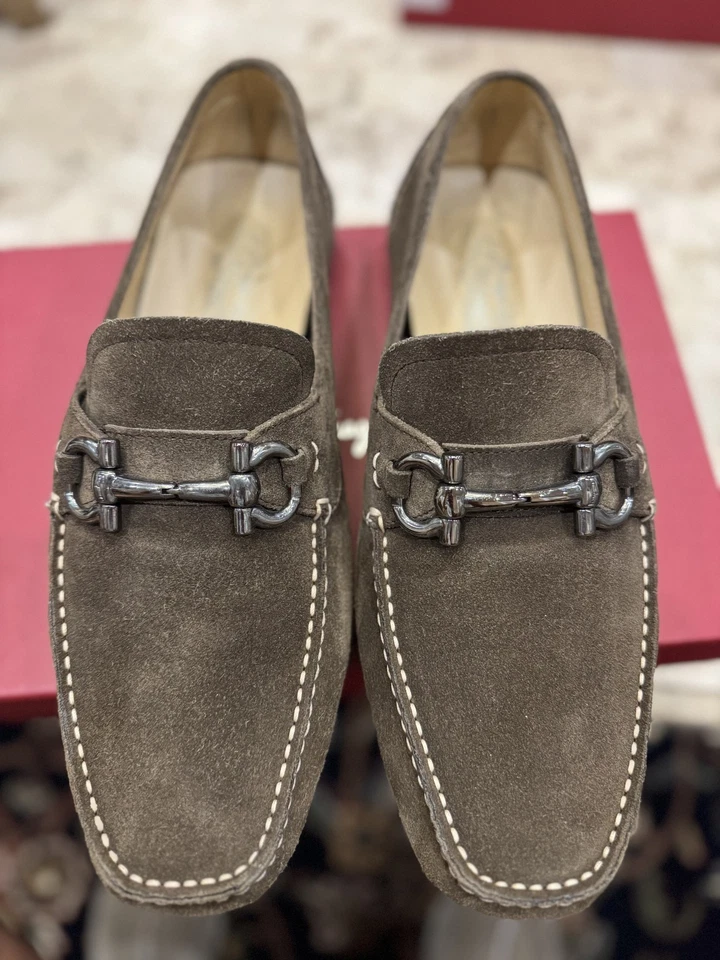 Mocasines de gamuza Salvatore Ferragamo, sin cordones, marrón medio para hombre talla 10 EE Foto 1 de 4
