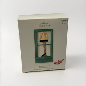 Hallmark Keepsake Ornament 2006 - Una historia de Navidad "¡Un premio importante!" Luz y sonido - Imagen 1 de 9