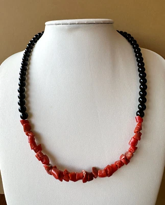 Collana a "pepite" di vero corallo rosso del mediterraneo e pallini di agata - Immagine 1 di 4