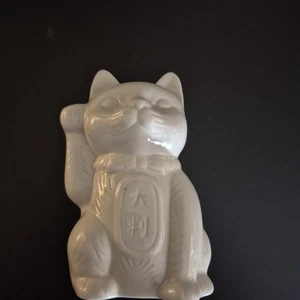 Benihana Maneki Neko Tiki Glückskatze weiß Keramik Becher Tasse weiß - Bild 1 von 10