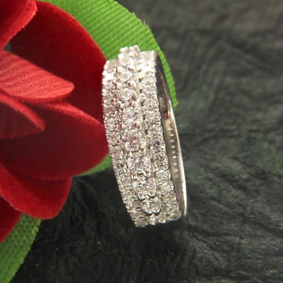 Alianza de eternidad de tres filas de circonitas cúbicas redondas de 2 quilates en plata 925 talla 7 Foto 1 de 4