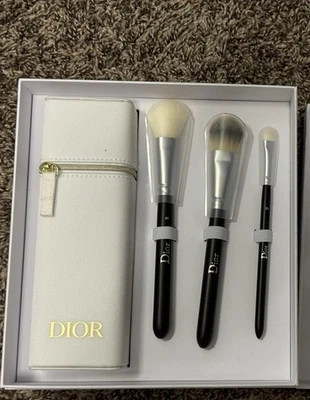 Набор кистей для макияжа Dior Backstage 3 шт. с белым чехлом. Новый/запечатанный! - Изображение 1 из 4