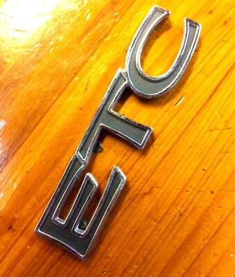 ++1995 1996 1997 1998 1999 2000 2001 2002 Cadillac Eldorado ETC Emblem NeedsTape - Image 1 of 2