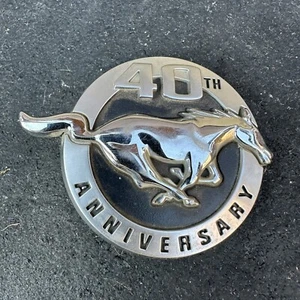 2004 04 FORD MUSTANG 40TH ANNIVERSARY FENDER EMBLEM 4R3J-16C148-AC E3 - Bild 1 von 4