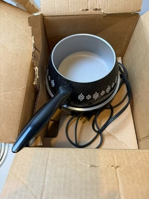 Juego de Fondue Eléctrica Oster Vintage Modelo 691-11 Negro con Horquillas para Fondue Foto 1 de 4