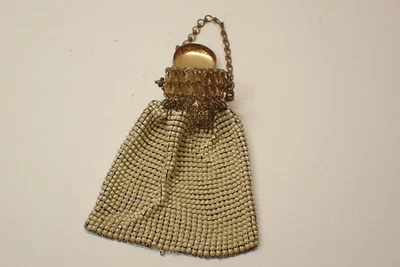 Cartera mendigo vintage de malla con cuentas blancas superior puerta expandible tono dorado Foto 1 de 4