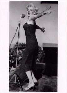 Marilyn Monroe, Outstretched arms singing KOREA POSE, B&W MINT UNUSED POSTCARD - Picture 1 of 1