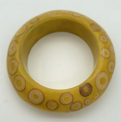 Brazalete grueso Kenneth Jay Lane KJL con madera encapsulada - amarillo firmado Foto 1 de 4