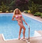 Halbnackte Farbe echtes Foto - ausgestattet blond - Pool - rosa Tanga Bikini - Beine - #3