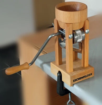 Eschenfelder Kornquetsche Flocker Flockenquetsche Tischmodell Holztrichter - Bild 1 von 3