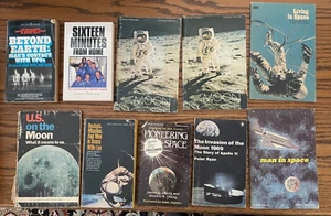 10 Vintage NASA Space Moon Taschenbücher inkl 1974 Jenseits der Erde Kontakt mit UFOs - Bild 1 von 9