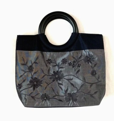 Cartera bordada de seda con cuentas, nueva sin etiquetas, 10 x 8,5 x 3 pulgadas, tonos grises Foto 1 de 3