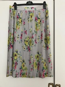 LADIES LOVELY PLEATED LINED SKIRT WITH FLOWER PATTERN & ELASTICATED WAIST - Picture 1 of 6