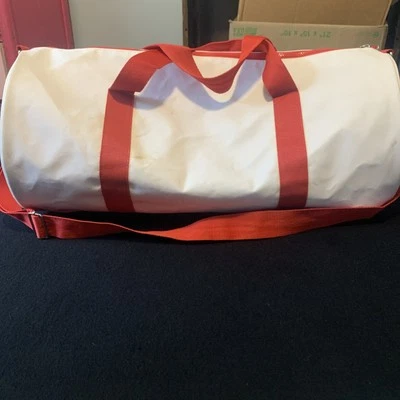 Bolso de Lona Hugo Boss Perfumes Blanco Rojo para Pasar la Noche Usado 21"x10" Foto 1 de 4