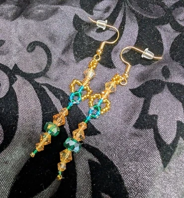 Pendientes colgantes artesanales enchapados en oro de 18k con cuentas de vidrio y esmeralda natural Foto 1 de 4