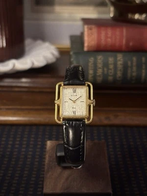 Reloj Bulova Dior Vintage | Cuarzo Suizo | Caja Rectangular Dorada | Cuero Negro Foto 1 de 4