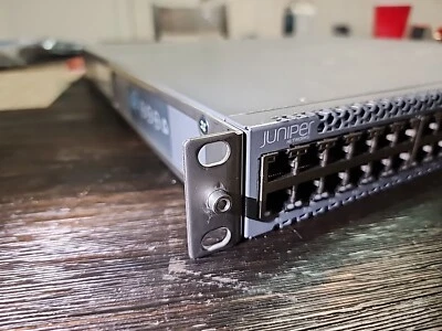 Juniper Networks EX4300-24T 24 Port Gigabit PoE 4 40G QSFP w/EX-UM-4X4SFP Module - Image 1 of 4