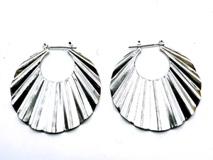 Silver Tone Pierced Earrings Round Disc Textured Waves Hoop Boho 2.25" Drop NWOT - Picture 1 of 3