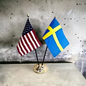 USA UND SCHWEDEN TISCHFLAGGE SET 2 Flaggen plus GOLDENE BASIS 26 cm hoch Schwedisch Amerika - Bild 1 von 1