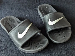 Scivoli doccia Nike Kawa neri. Unisex: uomo taglia 6 donna taglia 7. - Foto 1 di 6