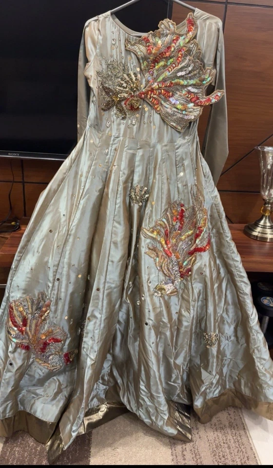 Maxi Vestido de Boda Indio Paquistaní Excelente Trabajo Manual Talla Pequeña Trabajo Pesado Foto 1 de 4