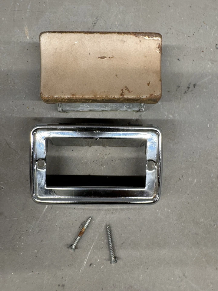 Ford Galaxie 500 1961-1964 Merodeador Asiento Trasero Cenicero Moldura Tablero Foto 1 de 4