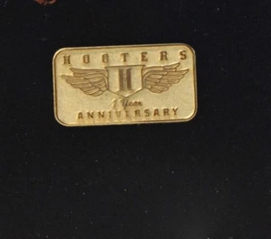 PIN SOLAPA SERVICIO 1 AÑO ANIVERSARIO PERSONAL CAMARERA RESTAURANTE HOOTERS CHICA - Imagen 1 de 2