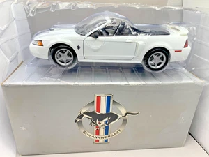 Ford Mustang GT 1999 convertible 35 aniversario promocional diecast 1/18 blanco - Imagen 1 de 7