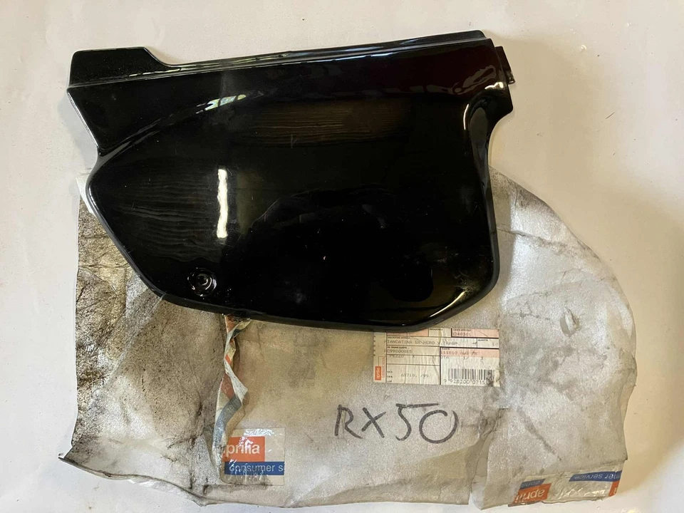 Cache Latérale Gauche Origine Neuf Aprilia 50 RX (1995-2002) (Réf : AP8248301) - Photo 1/1