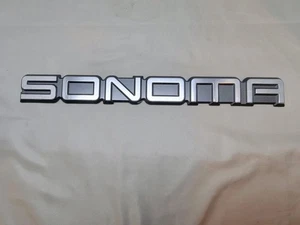 GMC OEM 1995-2004 Sonoma puerta trasera emblema insignia logotipo placa de identificación nombre 15700059 - Imagen 1 de 3
