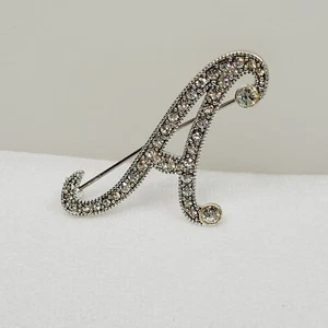 Broche prendedor Liz Claiborne tono plata letra A monograma pedrería transparente - Imagen 1 de 8