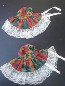MUÑECA DE NAVIDAD BEBÉ GORROS ENCAJE SOMBREROS OSO DE PELUCHE SOMBRERO GORRO GORRO LOTE 2 ROSAS ROJAS DE COLECCIÓN - Imagen 1 de 3